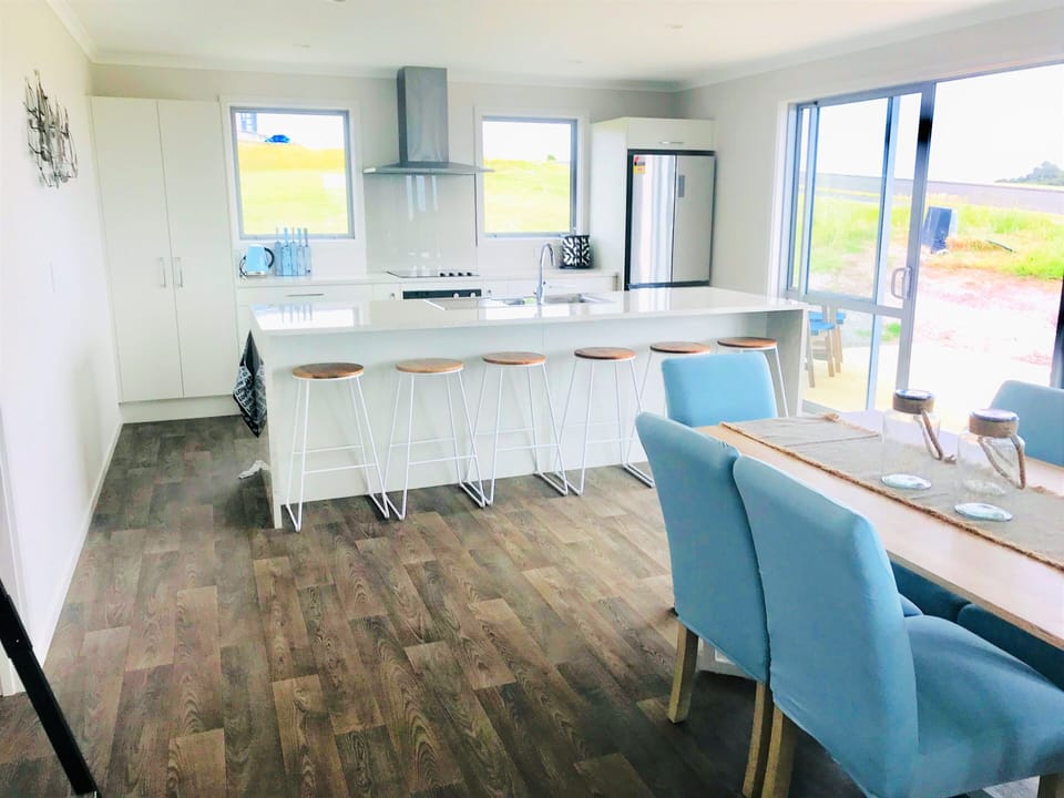 Dining/kitchen