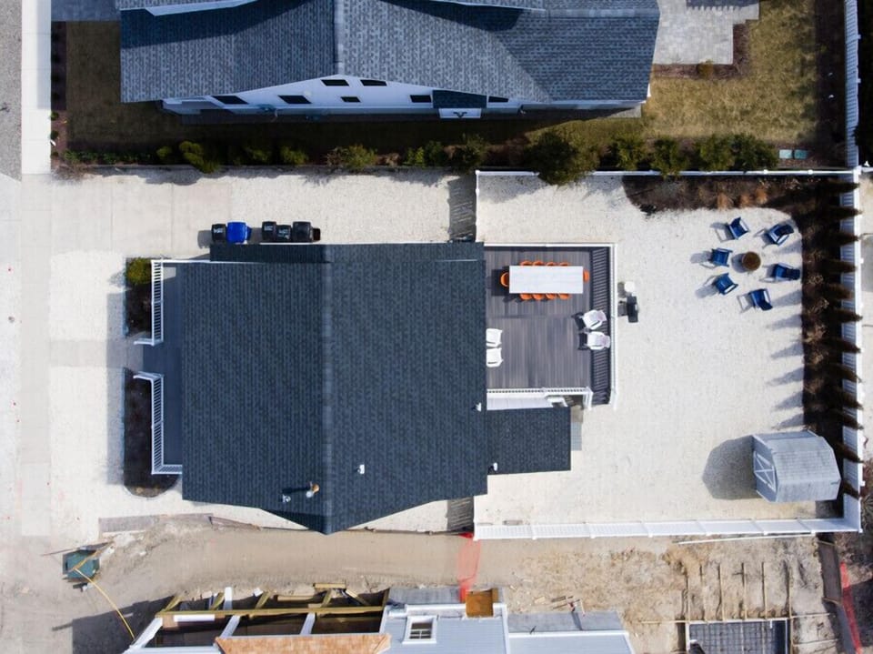 Huge outdoor deck with 10-person dining table, Firepit, grill, & outdoor shower!
