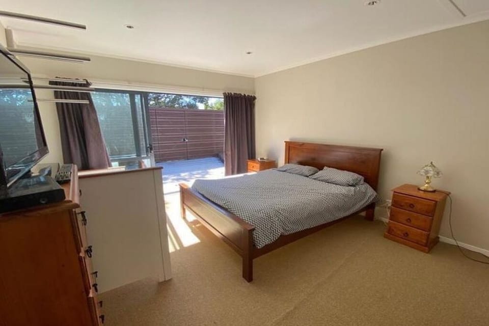 Perfect Holiday Bach – Walk to Beach & Town House in Whangamatā