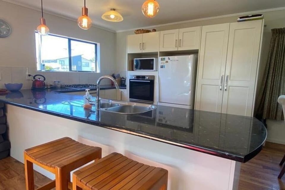 Perfect Holiday Bach – Walk to Beach & Town House in Whangamatā