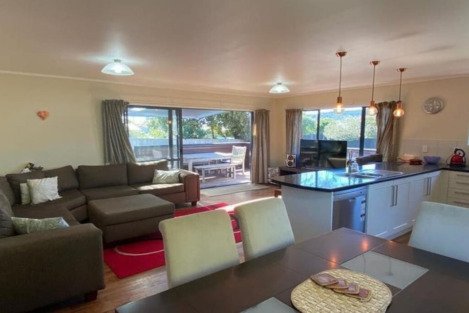 Perfect Holiday Bach – Walk to Beach & Town House in Whangamatā