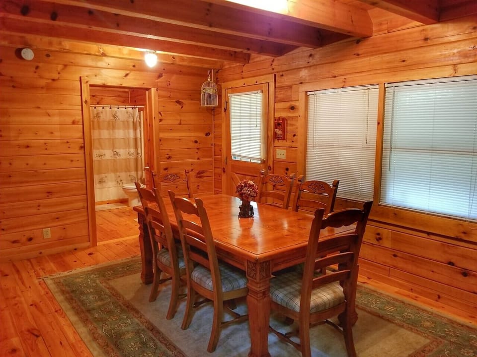 2br/2ba Pet Friendly Blue Ridge Cabin Rental with Hot Tub and Wifi