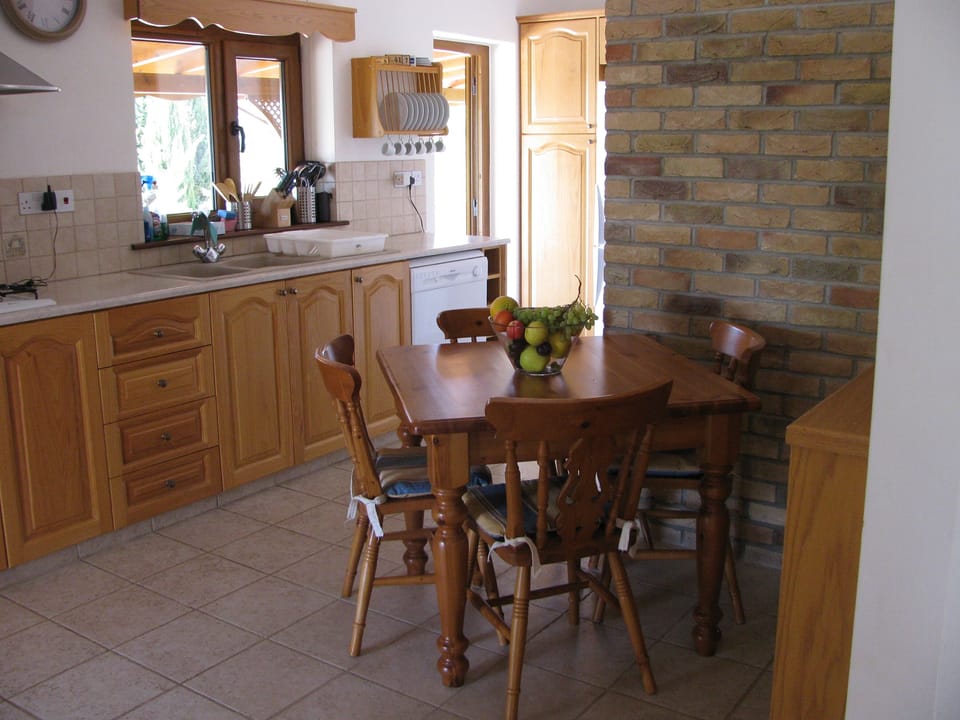 Modern Kitchen diner with all the mod cons
