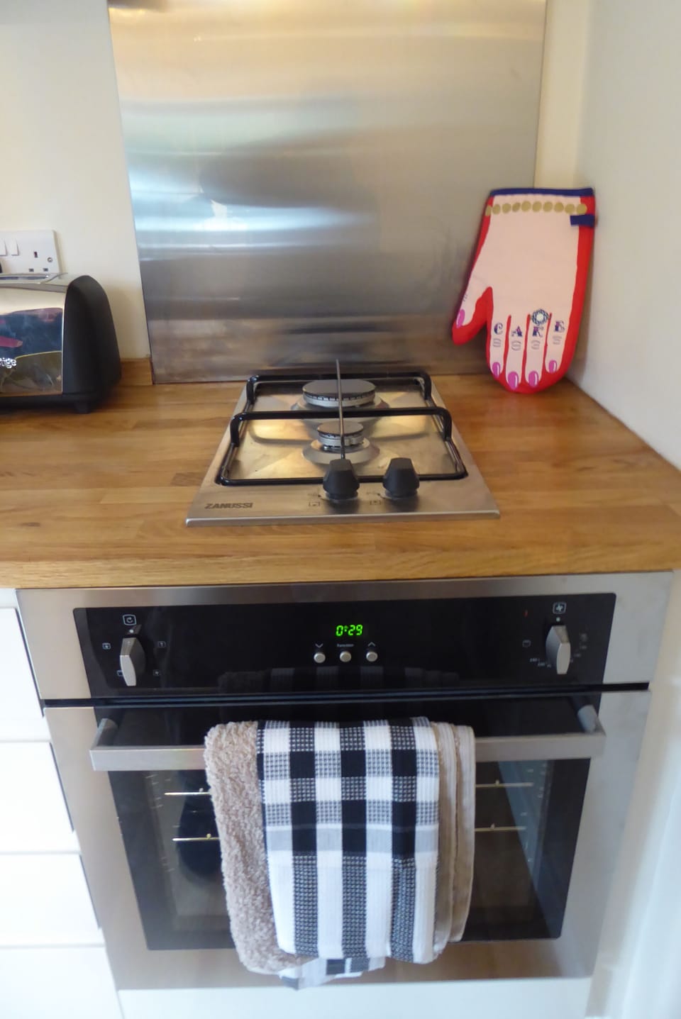 Electric oven and gas hob