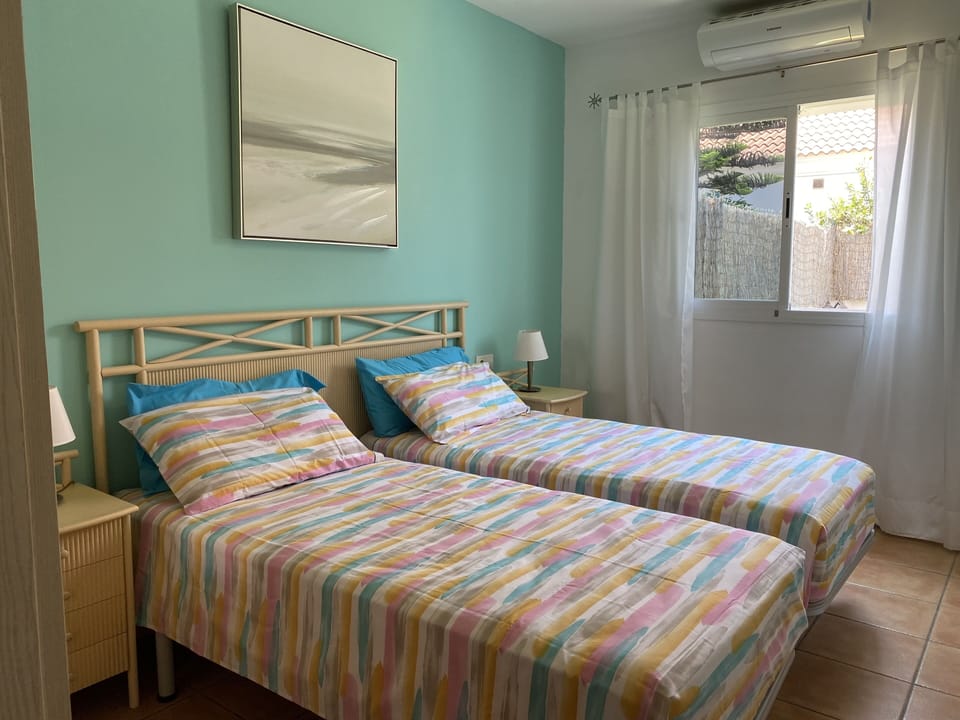 Twin bedroom . 