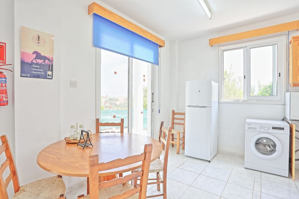 Dining table%2FWashing machine