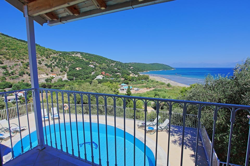 Balcony pool and sea views