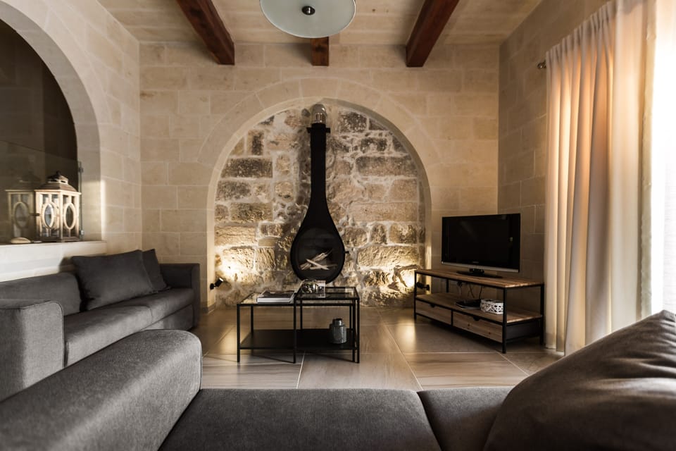 Living area with fire place 