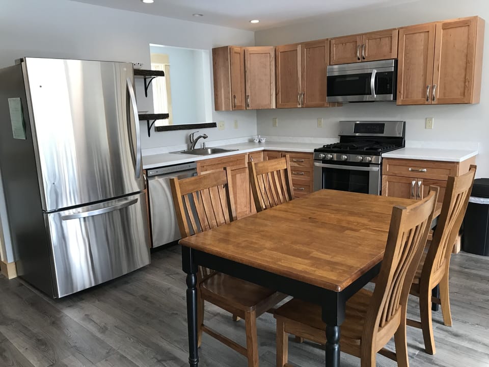 Seating for 6 (there are 2 extra chairs in the bedrooms)