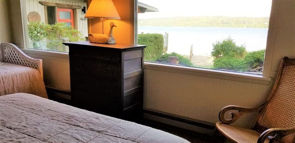 Bedroom with queen bed and twin with 2nd pullout