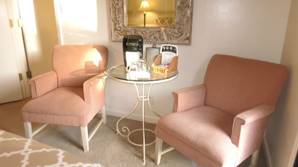 Second bedroom coffee table and chairs