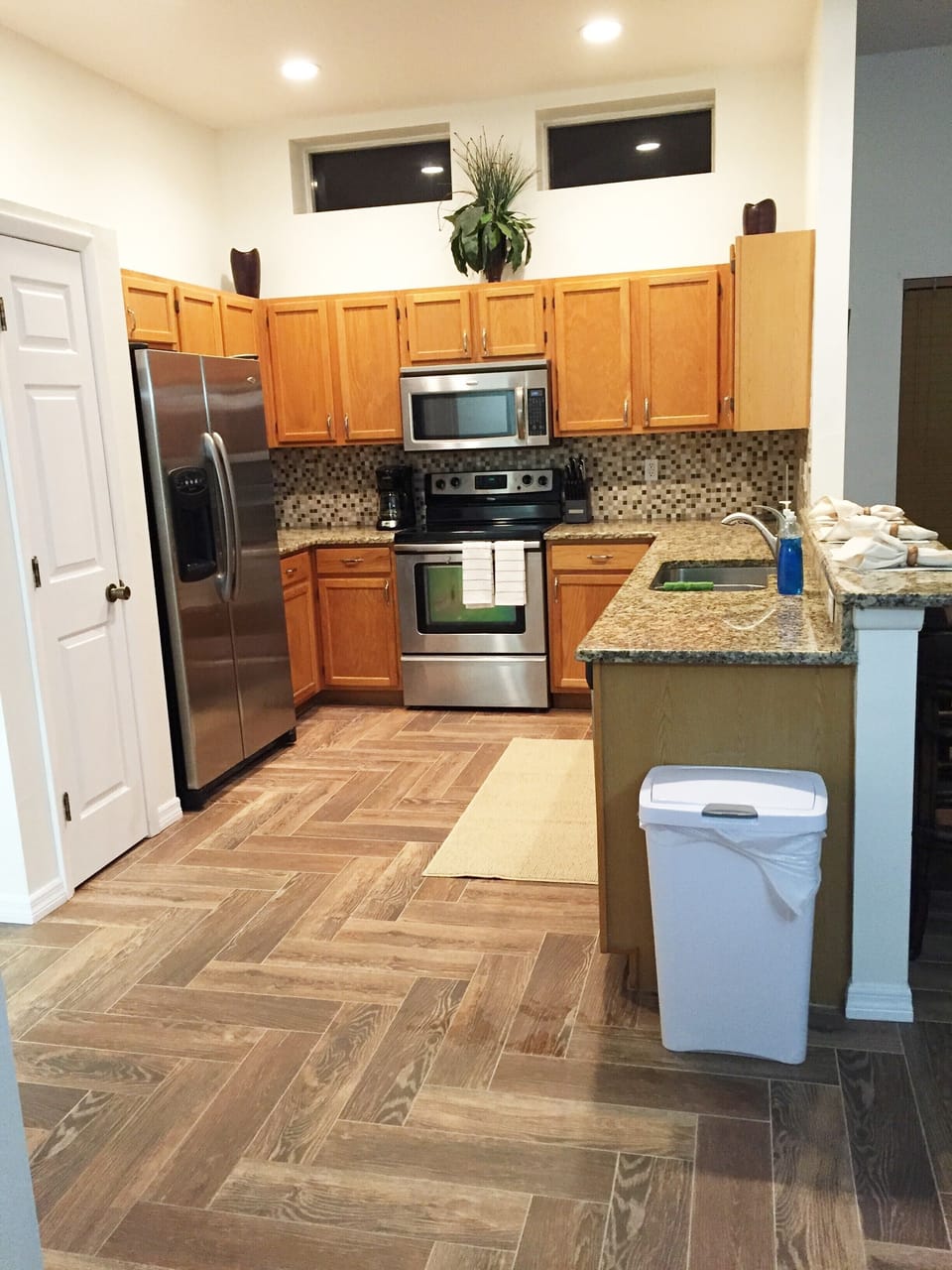 Kitchen, stainless, granite, bar area, pantry, inside laundry, microwave