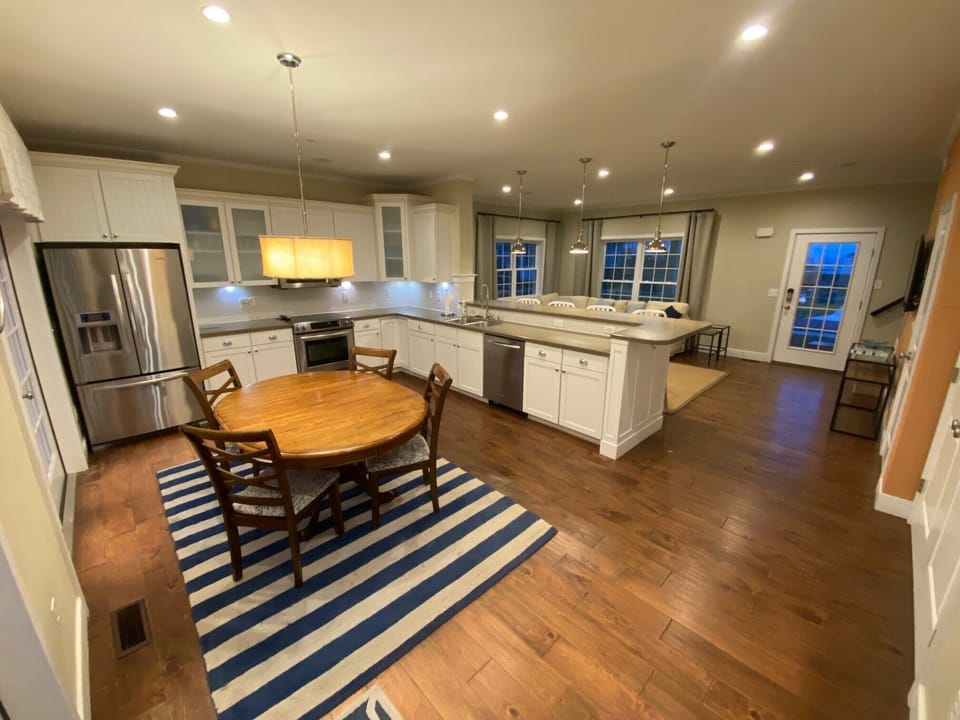 KITCHEN / DINING
