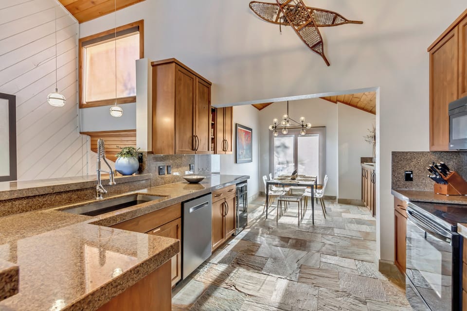 Kitchen and dining area - table seats 6
