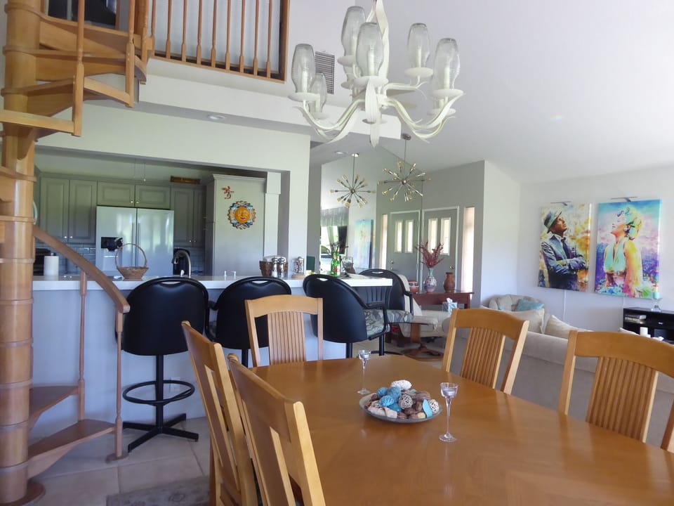 Large Dining Room with seating for 6-8