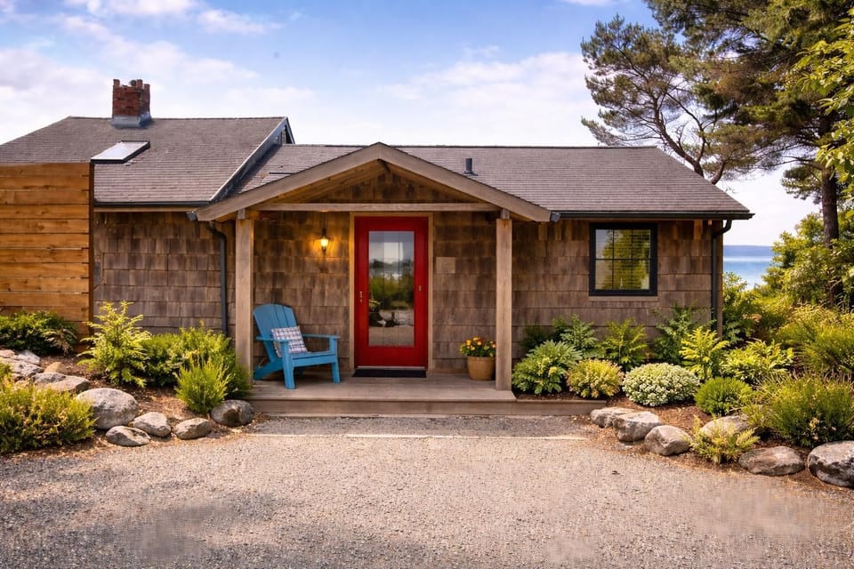 Charming Oceanfront Cottage with Incredible Ocean Views