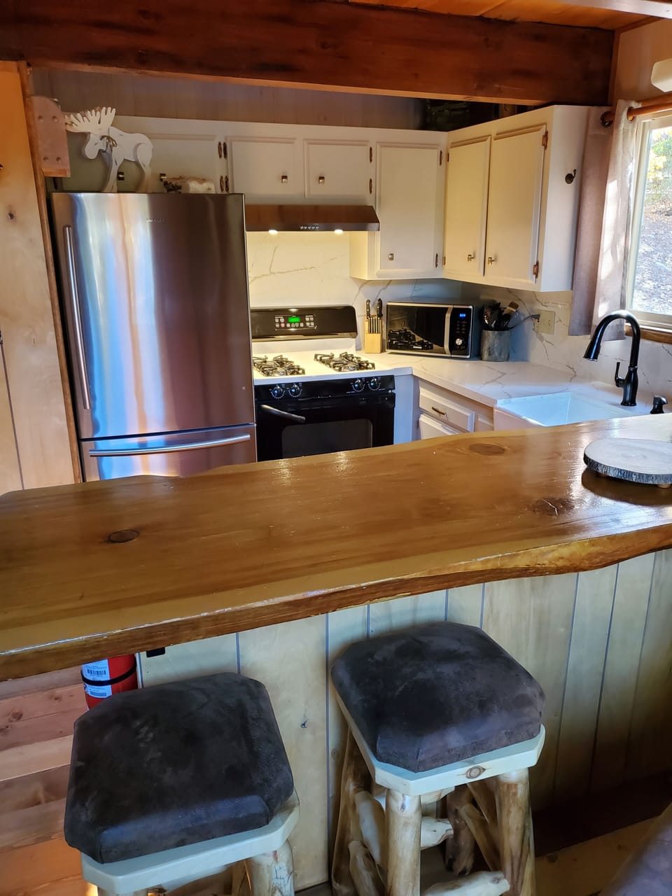 Kitchen and Breakfast Bar