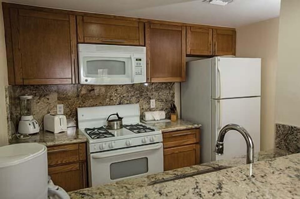 FULLY EQUIPPED KITCHEN W/ FULL SIZE APPLIANCES, COFFEE MAKER, BLENDER & MORE...