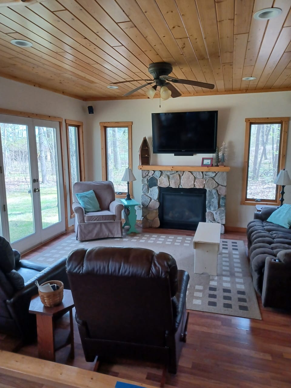 Great view of the lake, seating for 6 in swivel rocker, 2 recliners, full couch