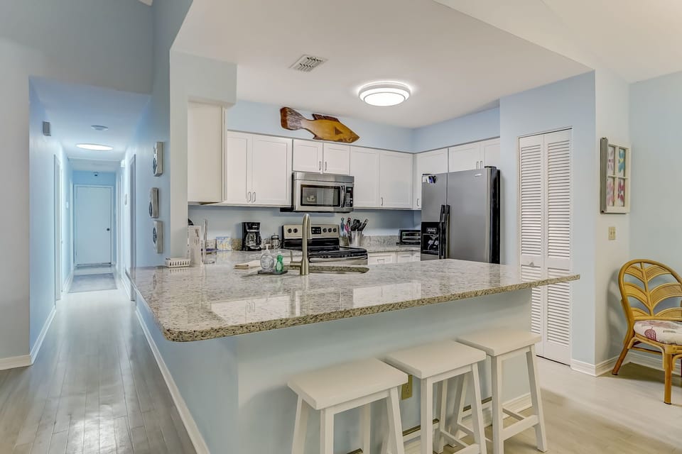 Fully Equipped Kitchen with Stainless Steel Appliances and Granite Countertops