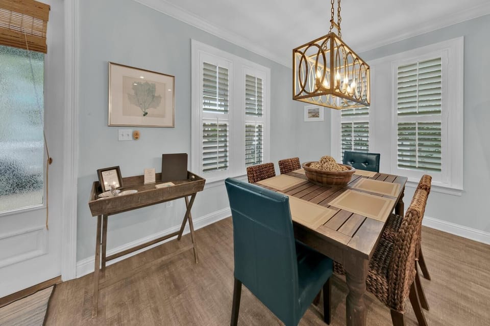 Room for 6 at Dining Table