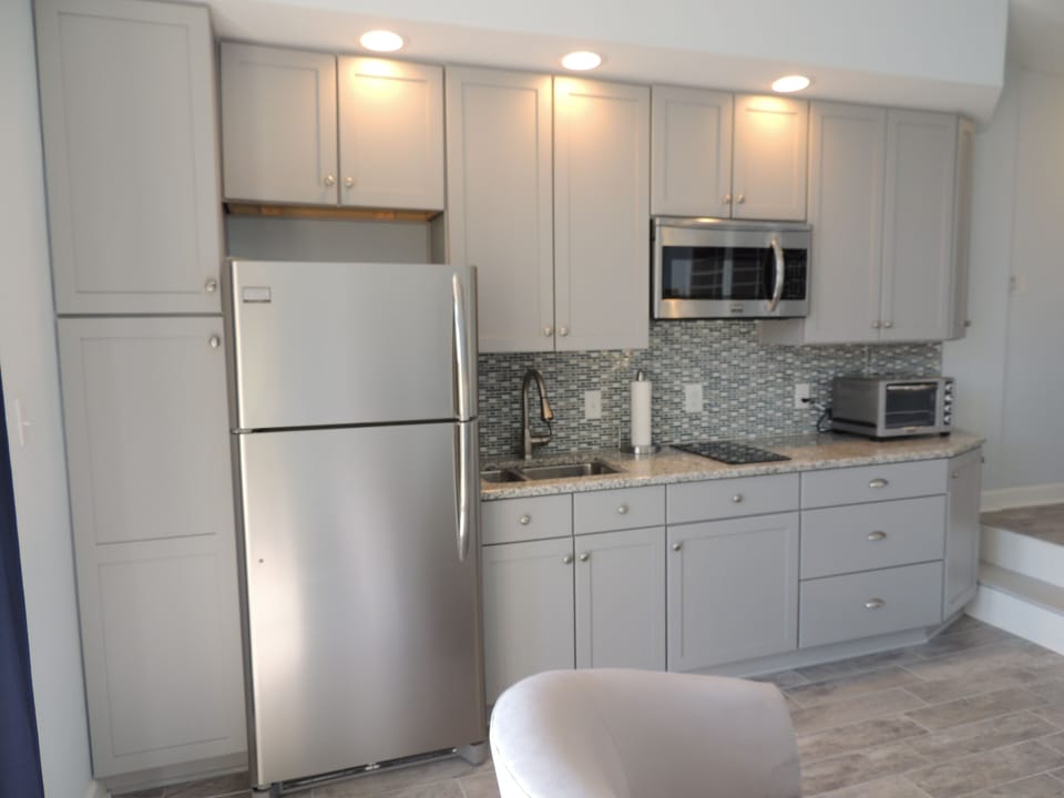 Fully appointed kitchen with granite counters