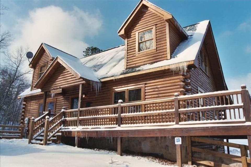 Smoky Mountain - Front of House - Wearing a jacket of snow!