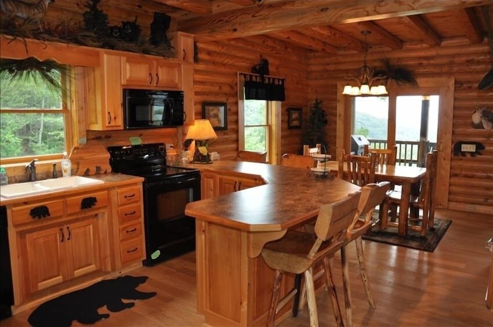 Smoky Mountain - Kitchen & Dining Room - What's for dinner?
