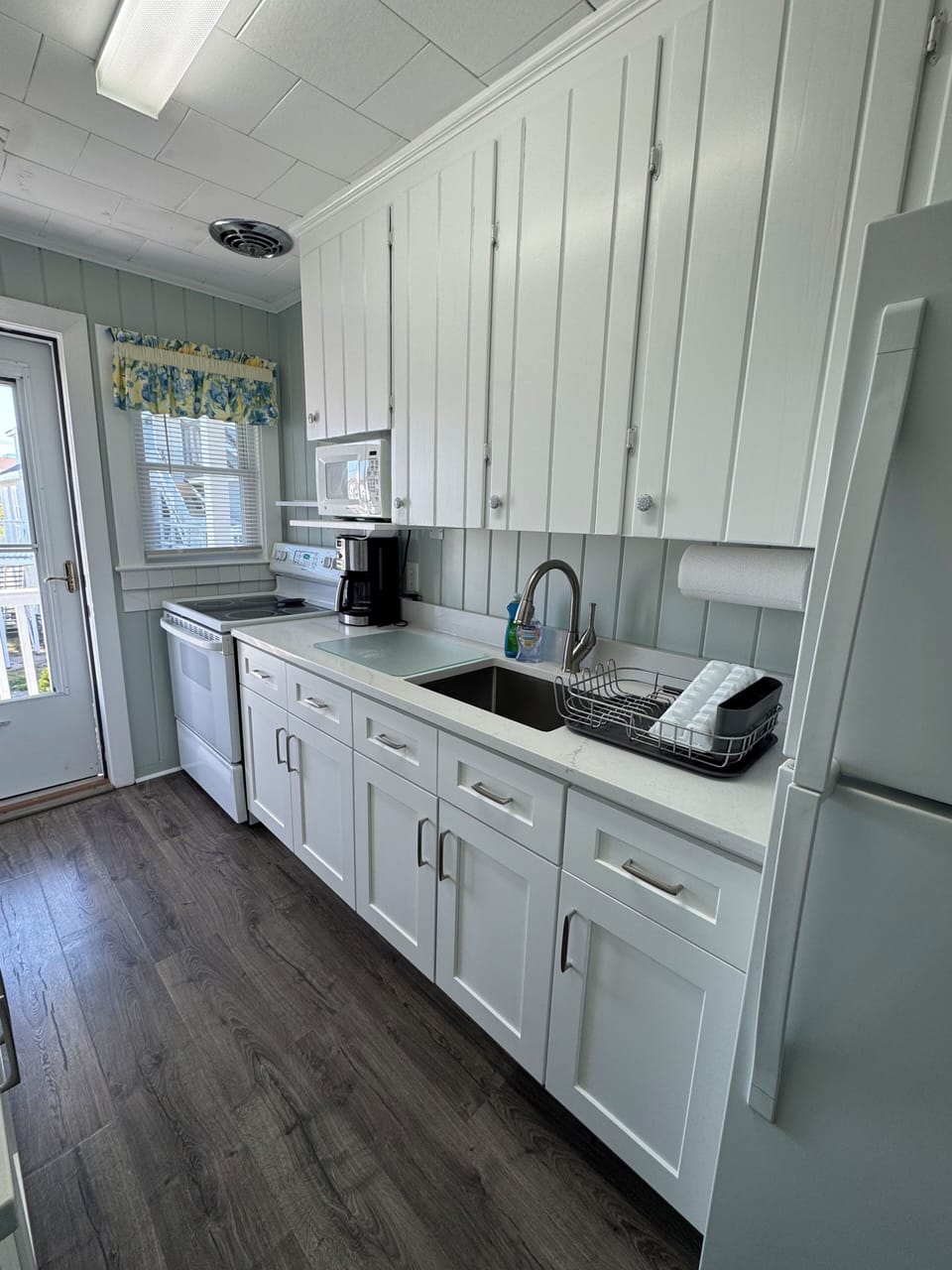 Apt D kitchen