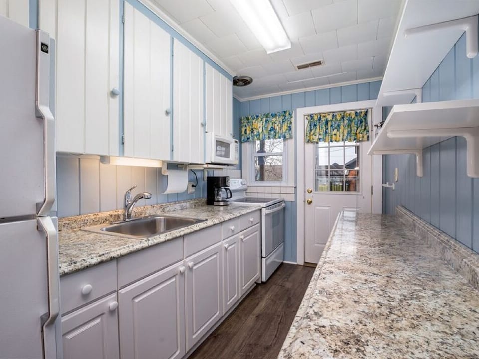 Galley kitchen - Apt C