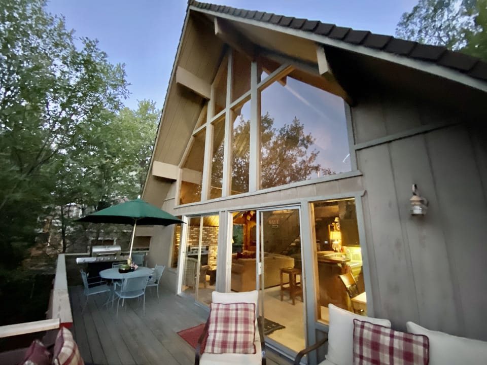 Deck with BBQ, table and chairs.