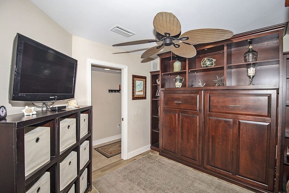 Guest bedroom 3 with murphy bed