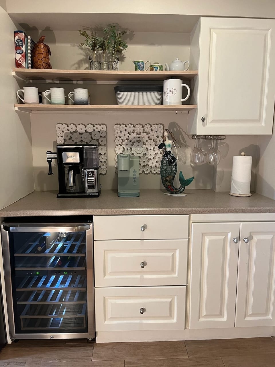 Coffee station and wine fridge - plenty of space for all your beach drinks! 