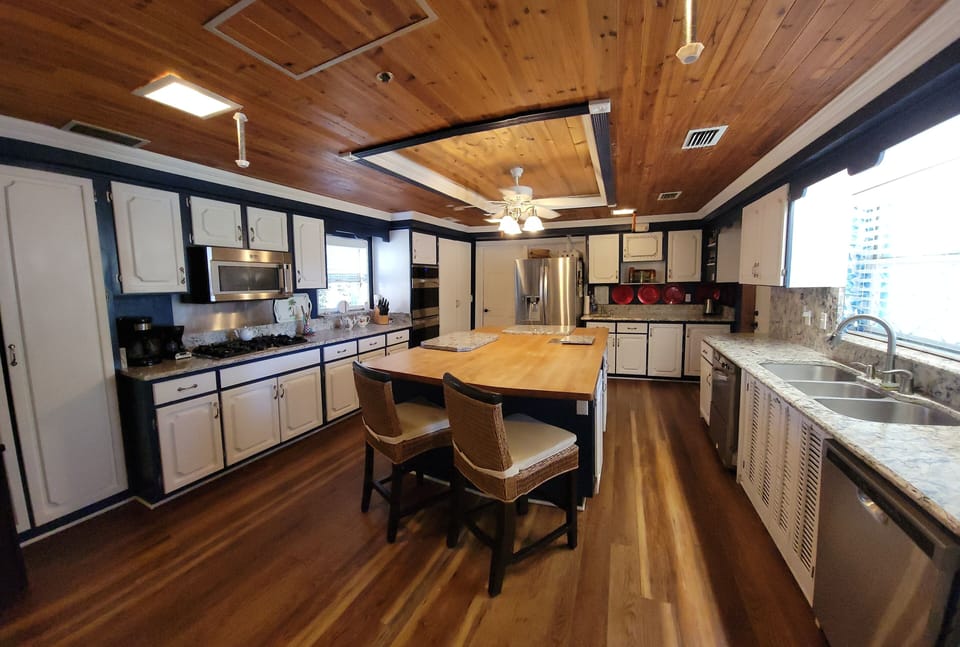 Quartz kitchen.  6 burner gas stove.   2 refrigerators and 2  ovens. 5x8 island