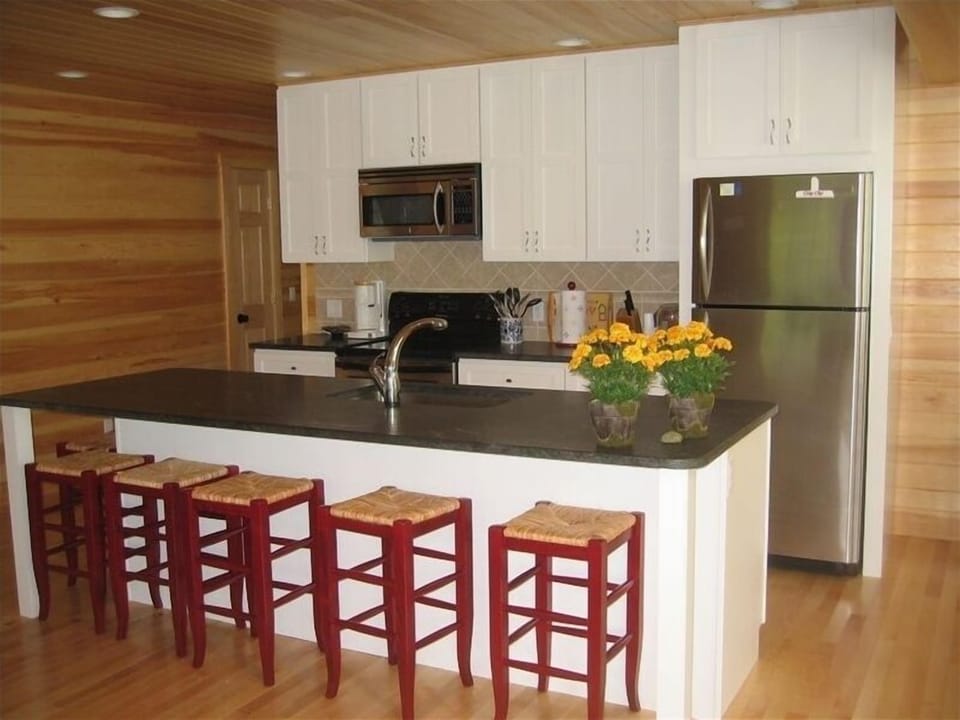 Modern Kitchen, granite counter tops - open plan - fully equipped
