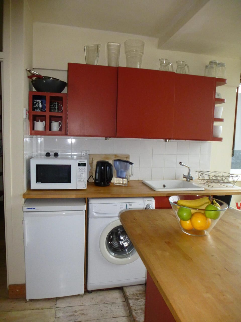 Fully equipped kitchen with fridge, washing machine and microwave