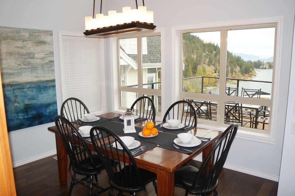 Dinning table with, there is a leaf and two extra chairs if needed. 