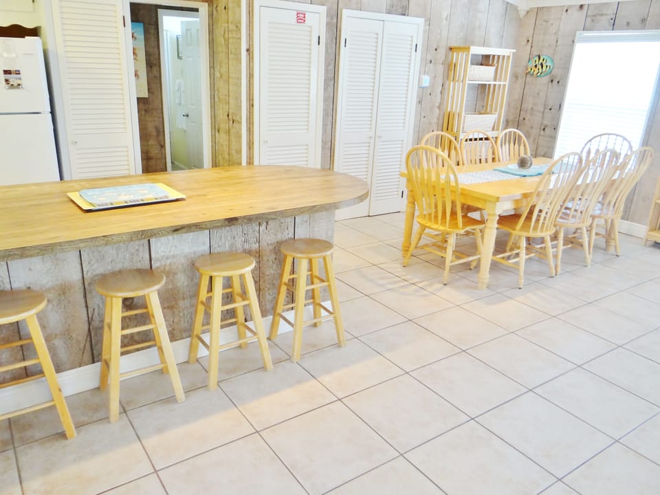 Seating for 8 at the spacious dining area along with 4 stools which kids love!