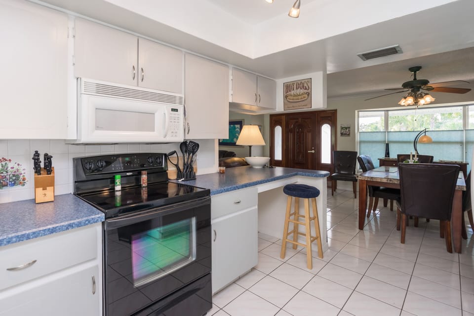 Kitchen area with a counter eating area.