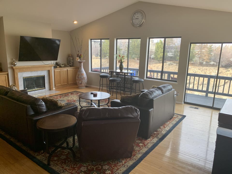 LARGE LIVING ROOM WITH 78 IN TV, FIREPLACE AND GREAT VIEW.