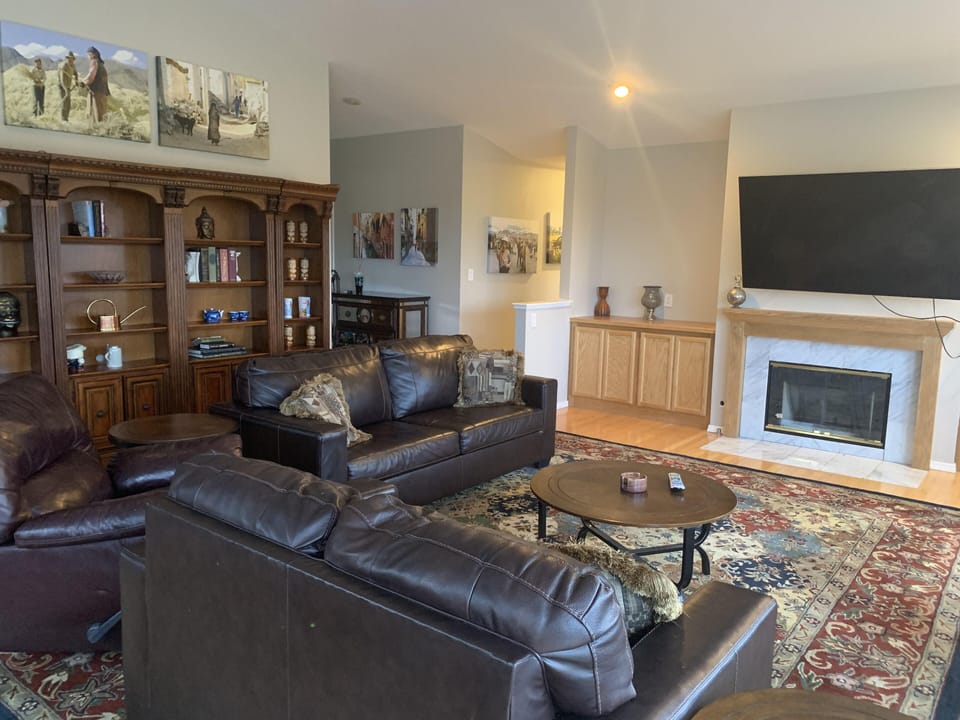 LARGE LIVING ROOM WITH 78 IN TV AND GREAT VIEW.