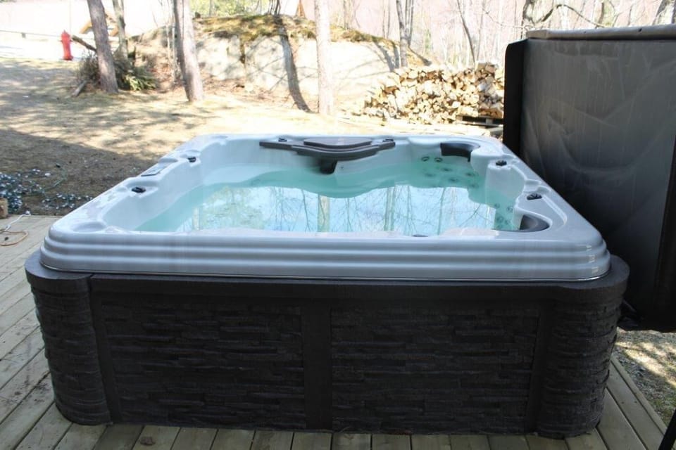 Chalet 2 Private Six Person Hottub-open Nov 15-April 15. Closed in summer.