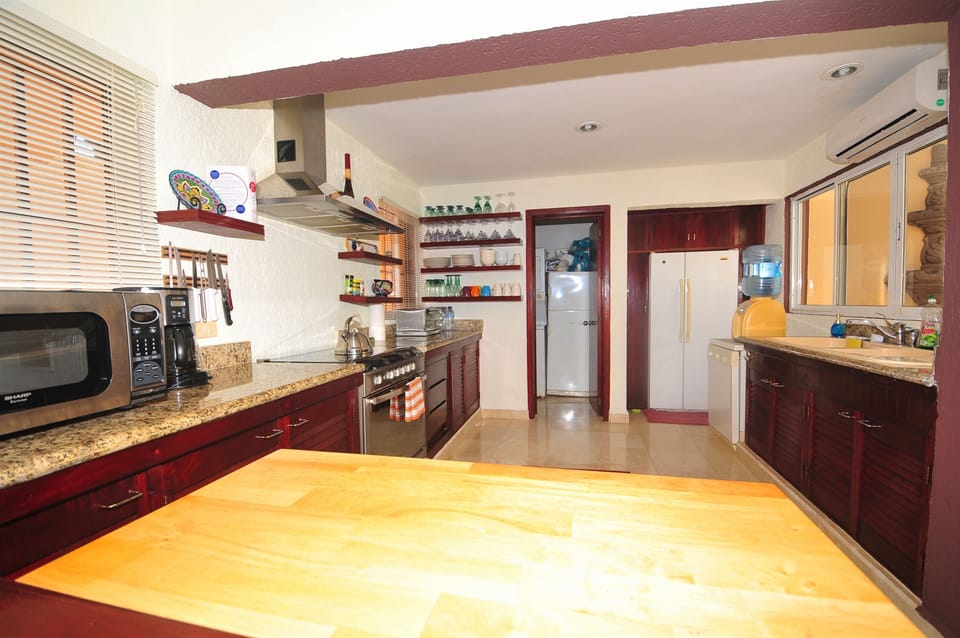 Full kitchen