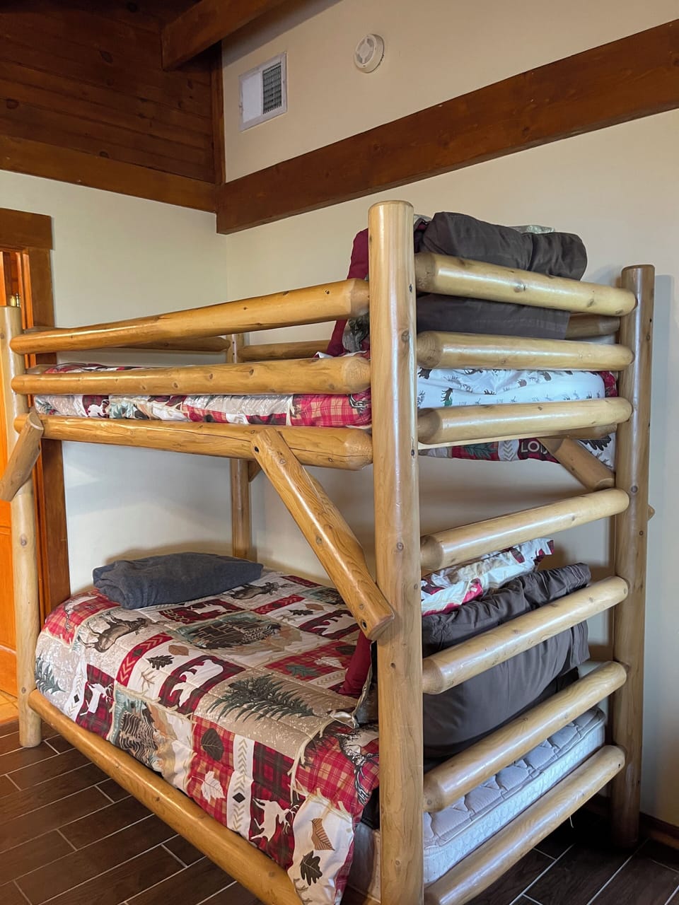 Bedroom 1 Twin over Twin Log Bunkbeds. 55" mounted Flatscreen-Sleeps up to 4.