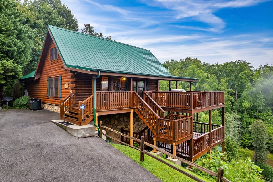 Beautiful 4 Bedroom, 4 Bath Cabin Nestled in the Smokey Mountains