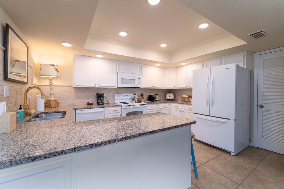 Spacious kitchen!!