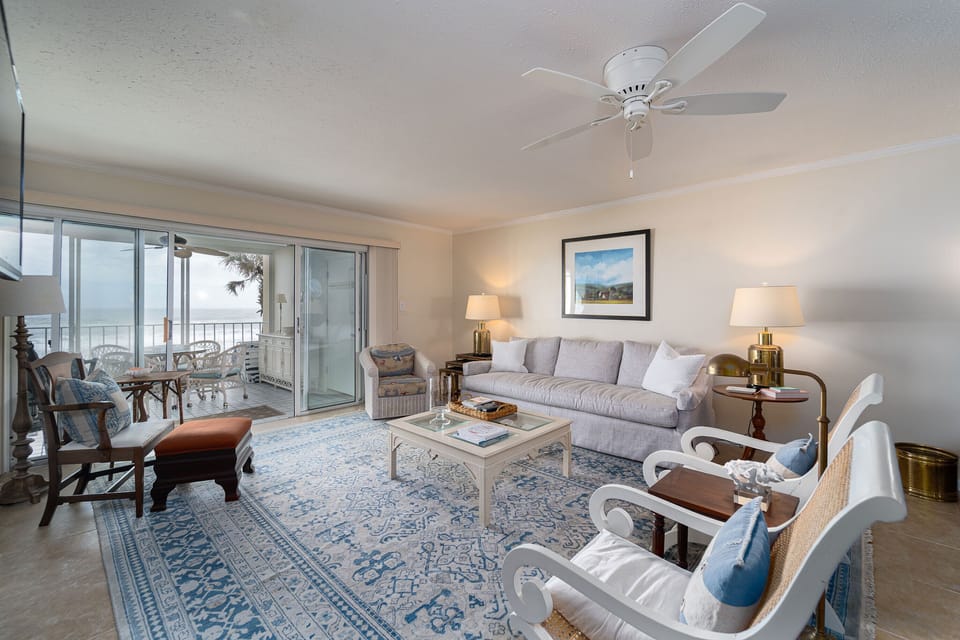 Beautiful Living area overlooking the ocean