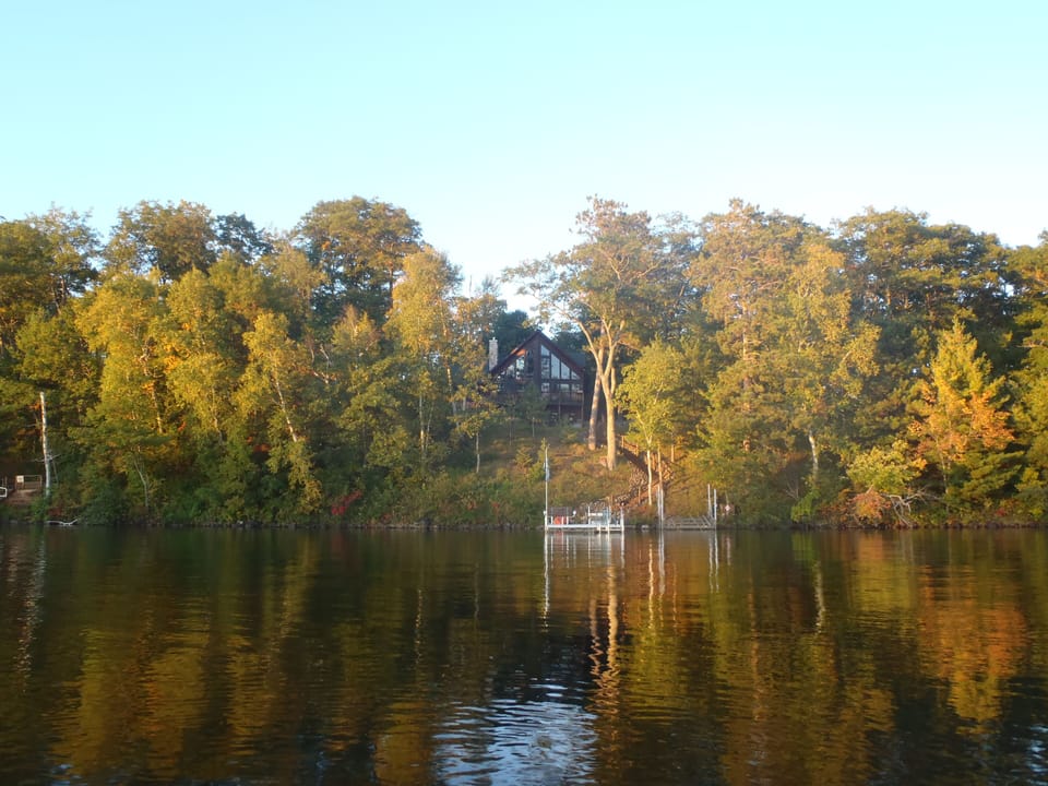 Tranquil....Massive glass wall and balcony has great  view. Quiet area of lake.