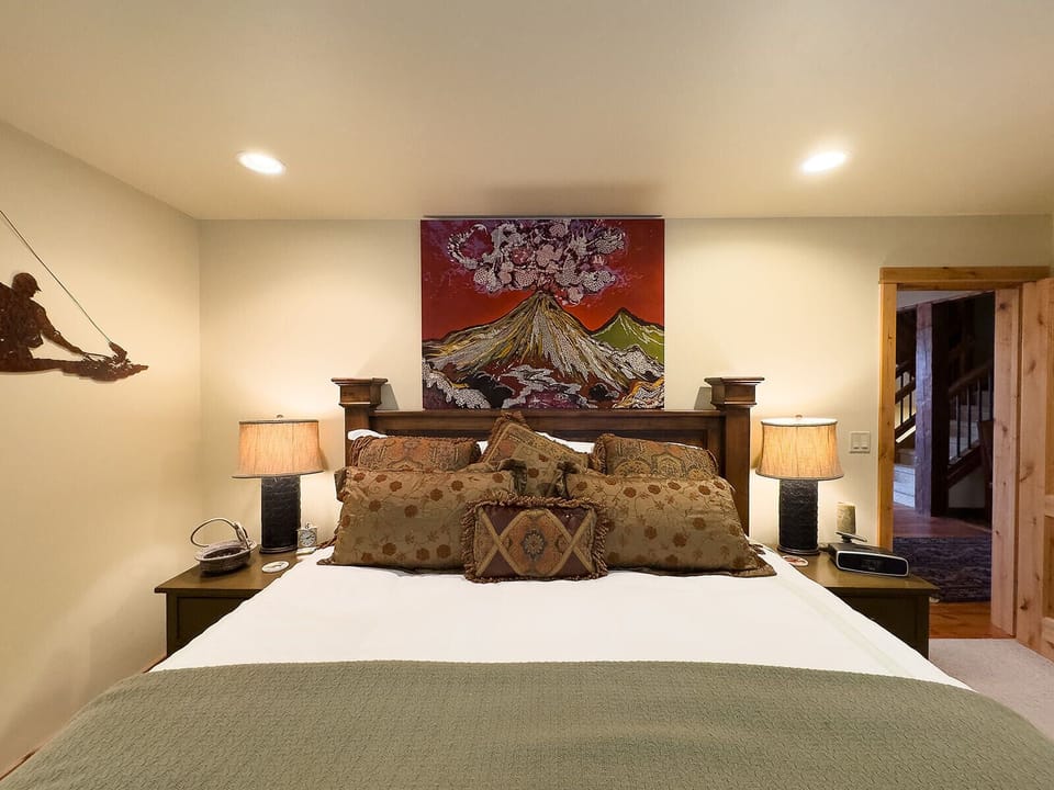 Main level primary suite - King Bed 
