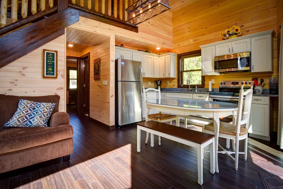 Fully furnished Kitchen with Granite Countertops